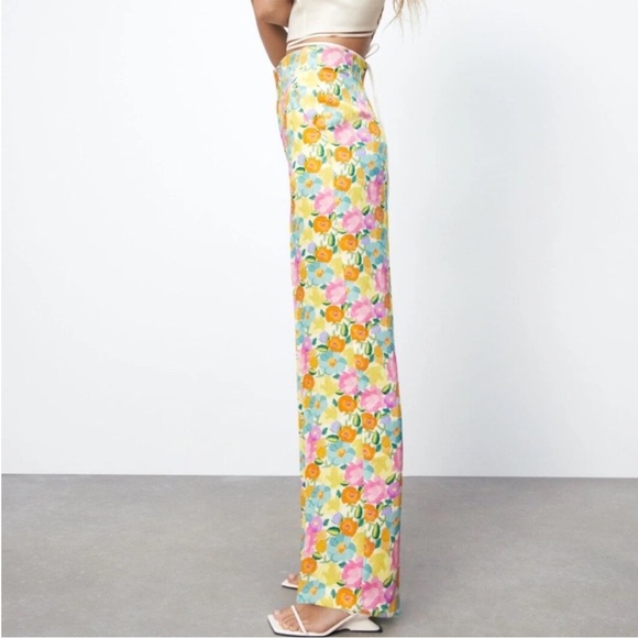 NWOT Zara Satin Effect High Waist Floral Pants
Size XS - Picture 4 of 13